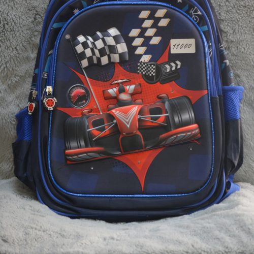 Mochila escolar con un diseño de coche de carreras.