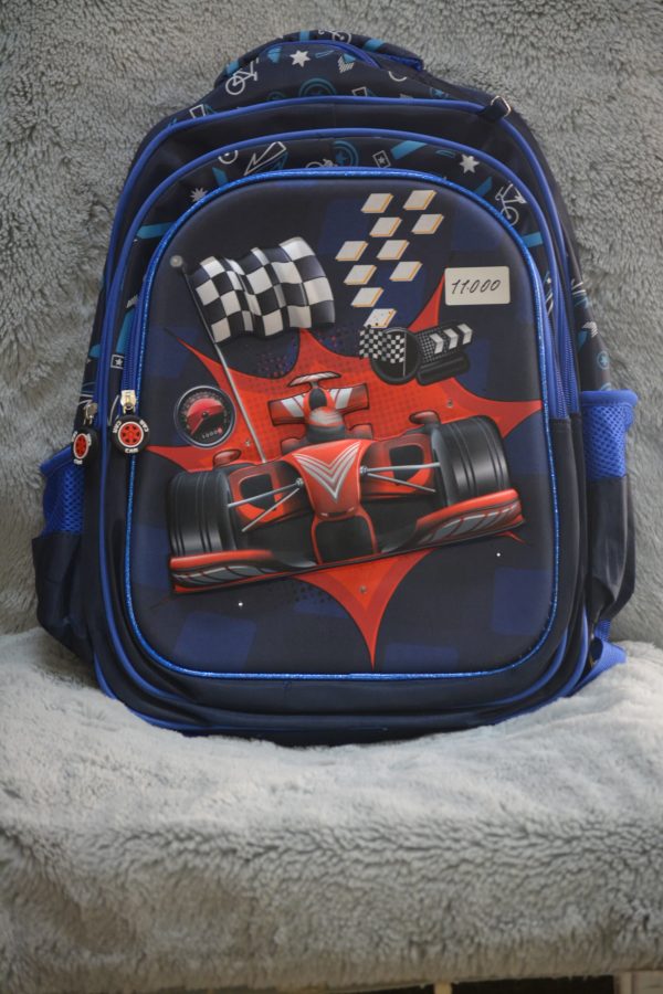 Mochila escolar con un diseño de coche de carreras.