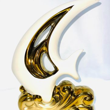 Pez de cerámico blanco y dorado