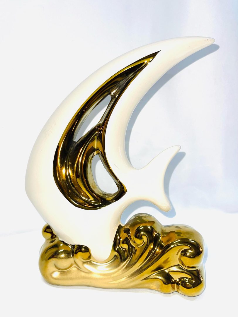 Pez de cerámico blanco y dorado