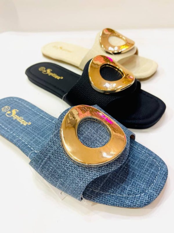 Sandalias con hebilla dorada para mujer