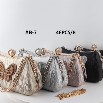 Cartera con mariposa y cadena
