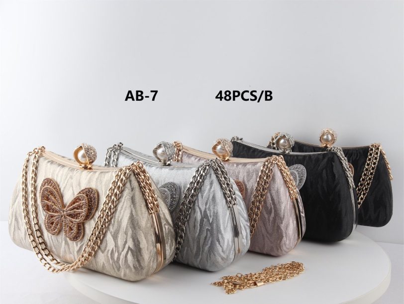 Cartera con mariposa y cadena