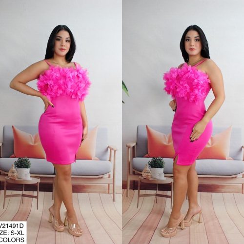 Vestido con tocado de pluma