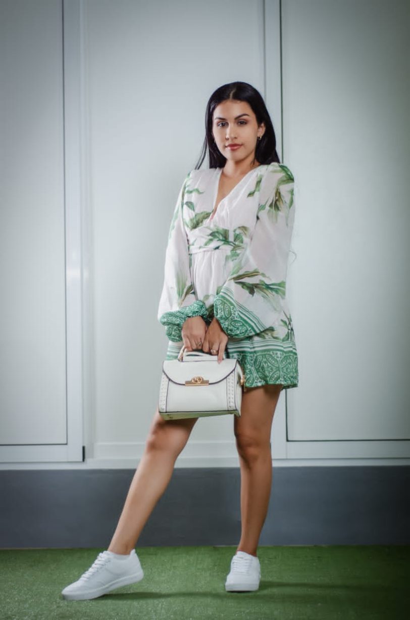 Vestido de mujer con estampado tropical y manga larga con cinturón