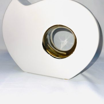 Jarrón figurativo (blanco y dorado)
