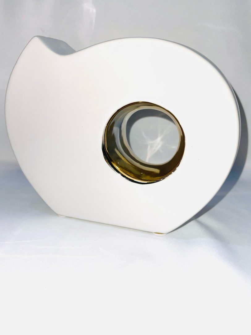 Jarrón figurativo (blanco y dorado)