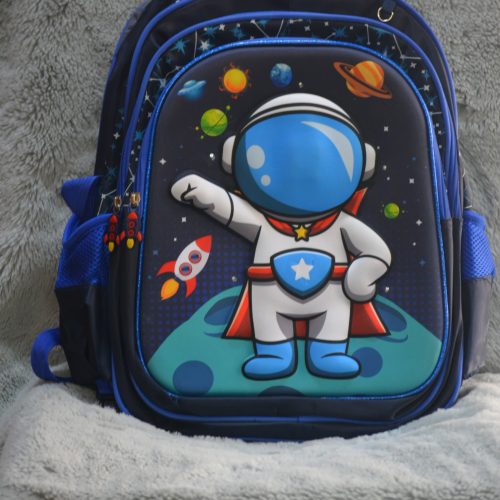 Mochila escolar para niños con un diseño temático del espacio exterior