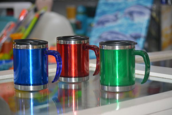Tazas de viaje de acero inoxidable aisladas (450 ml, con tapa y asa de plástico, ideal para bebidas calientes, té, café, chocolate caliente, latte y más)