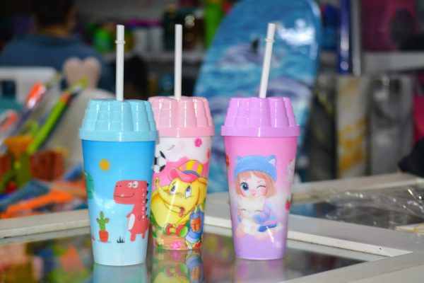 Vaso con pitillo estampado de personajes animados