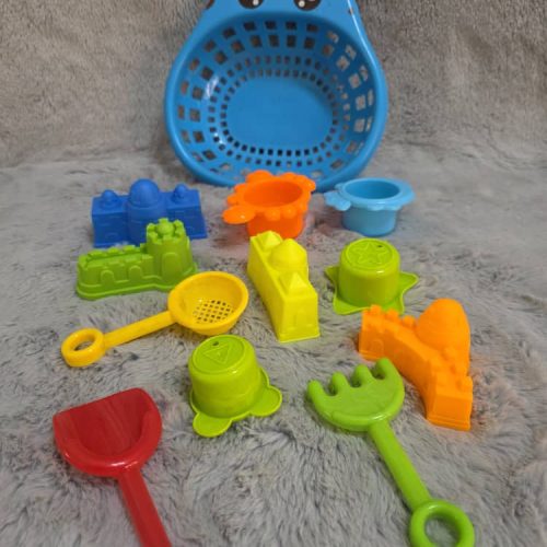 Conjunto de juguetes de playa, incluye un cubo con forma de jirafa, moldes de arena, una pala, un rastrillo y otros accesorios para jugar en la playa o en la caja de arena