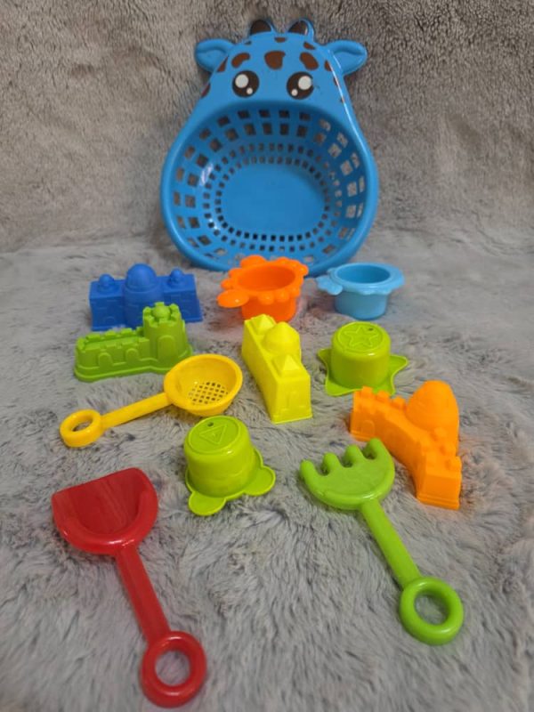 Conjunto de juguetes de playa, incluye un cubo con forma de jirafa, moldes de arena, una pala, un rastrillo y otros accesorios para jugar en la playa o en la caja de arena