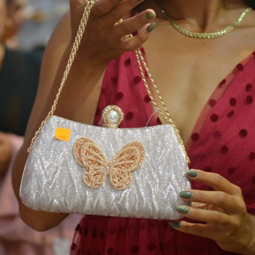 Bolso de noche con cadena brillante y mariposa