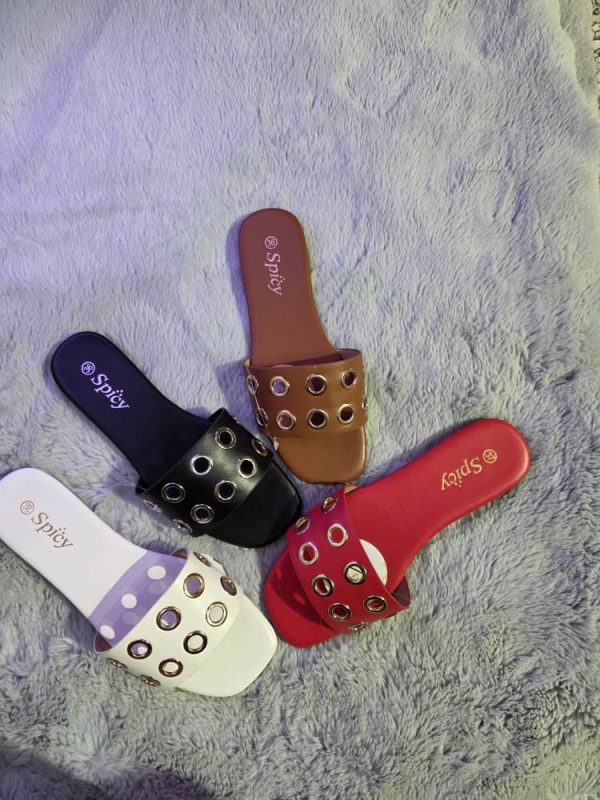 Sandalias planas con ojillos