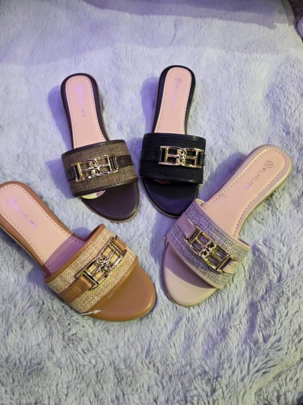 Sandalias planas con hebilla para mujer
