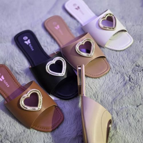 Sandalia para mujer con diseño de corazon hueco dorado
