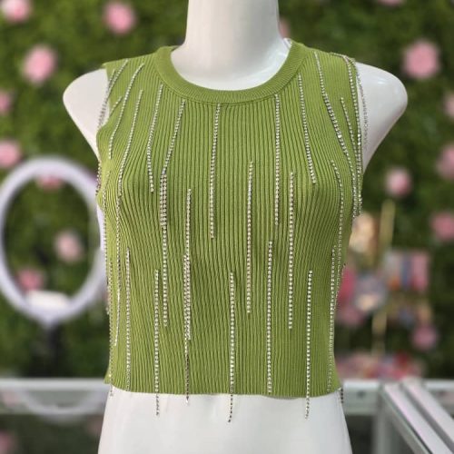 Blusa desmangada estriada con colgantes dorados