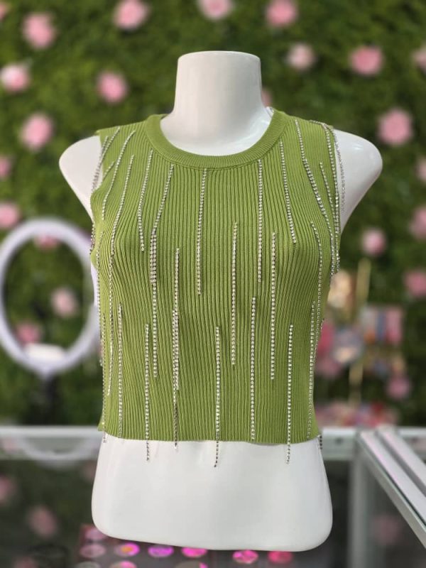 Blusa desmangada estriada con colgantes dorados