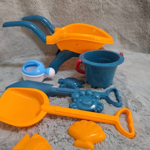 Conjunto de juguetes para la playa, incluye una pala, un cubo, un rastrillo, un regador, moldes de arena con forma de animales marinos y una carretilla