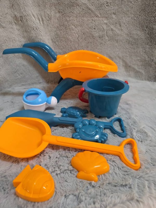 Conjunto de juguetes para la playa, incluye una pala, un cubo, un rastrillo, un regador, moldes de arena con forma de animales marinos y una carretilla