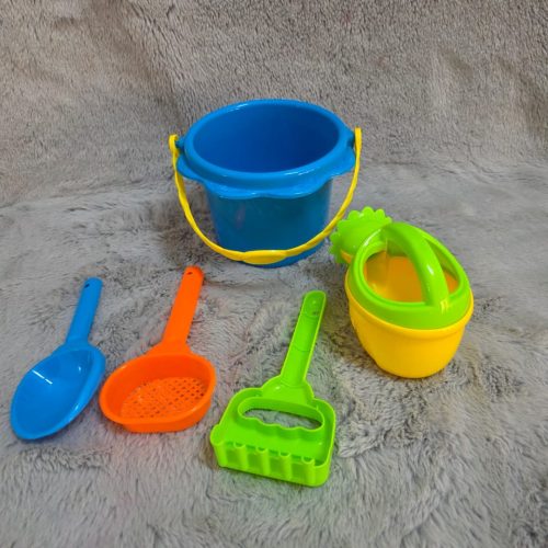 Conjunto de juguetes de playa para niños. Incluye un cubo, una regadera, una pala, una cuchara y un colador.