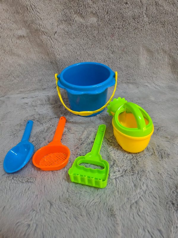 Conjunto de juguetes de playa para niños. Incluye un cubo, una regadera, una pala, una cuchara y un colador.