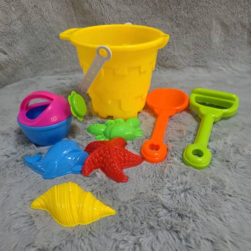 Conjunto de juguetes de playa para niños, que incluye un cubo, una pala, un rastrillo, una regadera y varios moldes con forma de animales marinos