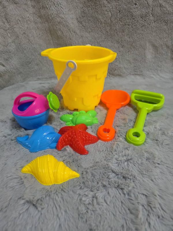 Conjunto de juguetes de playa para niños, que incluye un cubo, una pala, un rastrillo, una regadera y varios moldes con forma de animales marinos