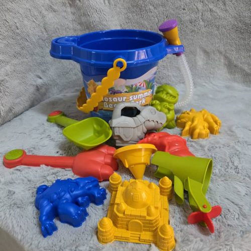 Conjunto de juguetes de arena para niños. Incluye un cubo, una pala, un rastrillo, un molde y otros juguetes para jugar en la playa