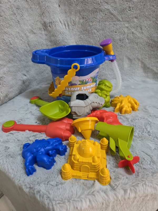 Conjunto de juguetes de arena para niños. Incluye un cubo, una pala, un rastrillo, un molde y otros juguetes para jugar en la playa