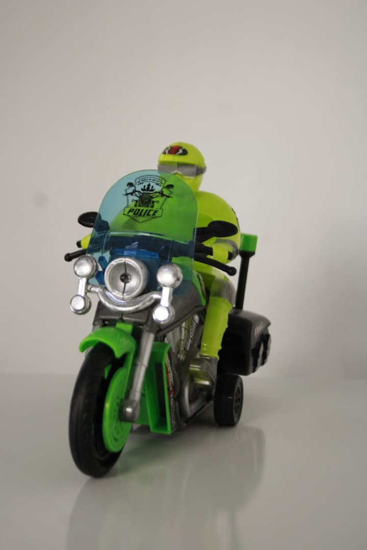 Moto con muñeco policía para niño - Imagen 2
