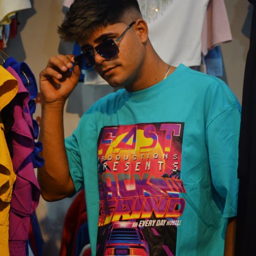 Camiseta azul cerceta con estampado gráfico callejero