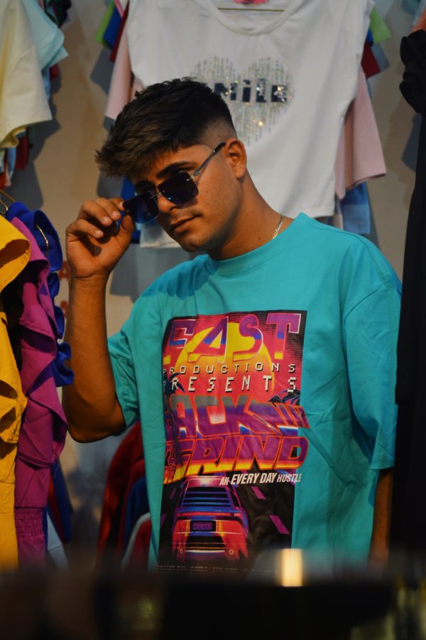 Camiseta azul cerceta con estampado gráfico callejero