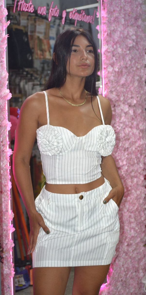 Conjunto blanco rayado de corset y saya corta
