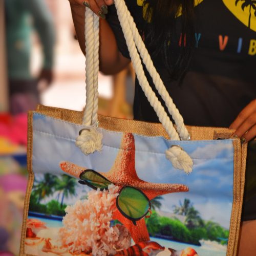 Bolsa de mano versátil con estampado playero