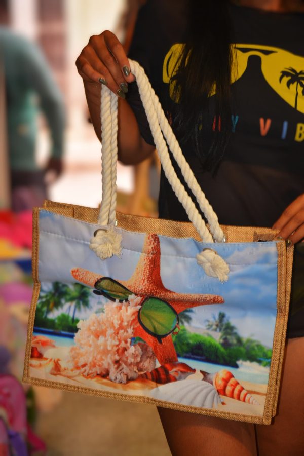 Bolsa de mano versátil con estampado playero
