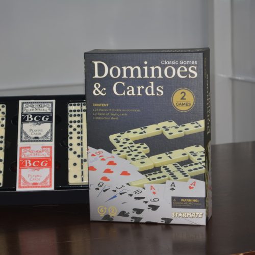Juego de 28 unidades de dominó y 2 juegos de barajas