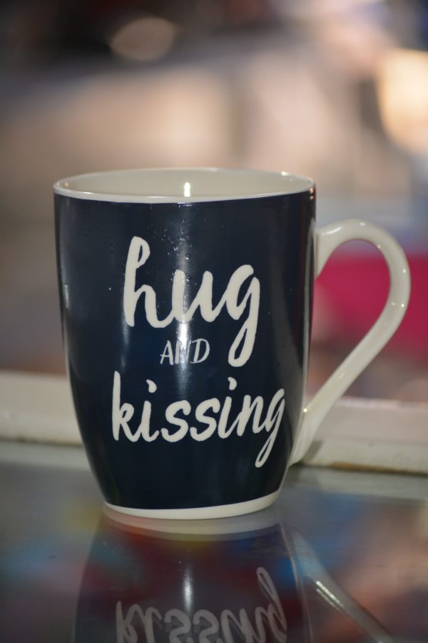 Taza de café de personalizadas de porcelana con letrero "Abrazo y besos"