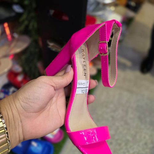 Sandalias con tacón y con flequillos