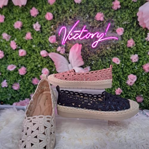 Alpargatas con detalles calados florales.