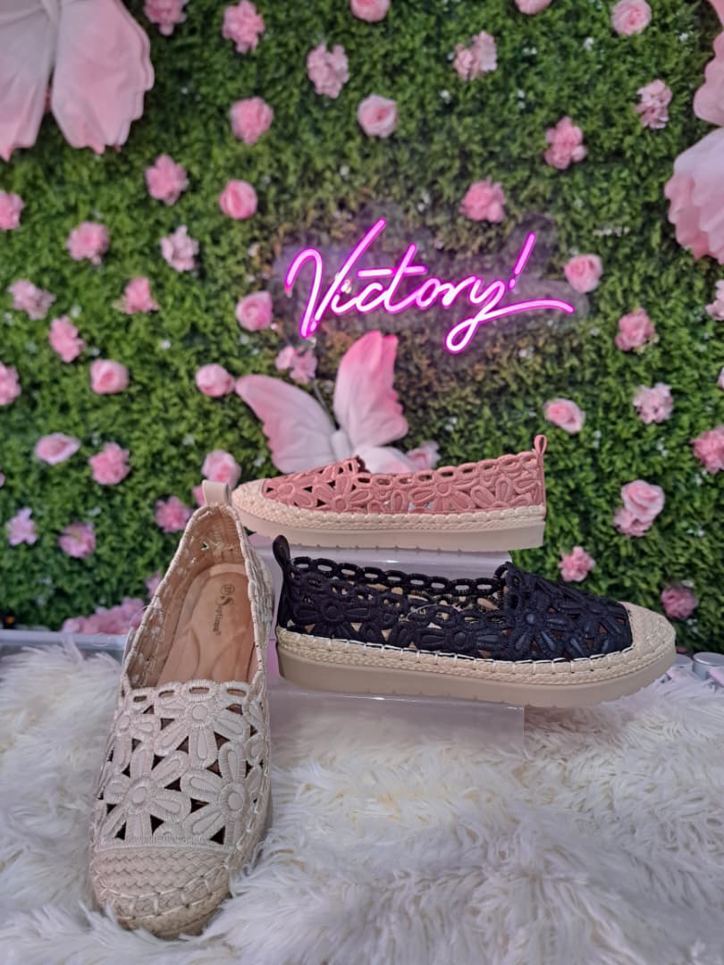 Alpargatas con detalles calados florales.