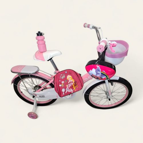 bicicleta infantil 14" de color rosa con ruedas de entrenamiento, un casco a juego y una canasta delantera que contiene una mochila.