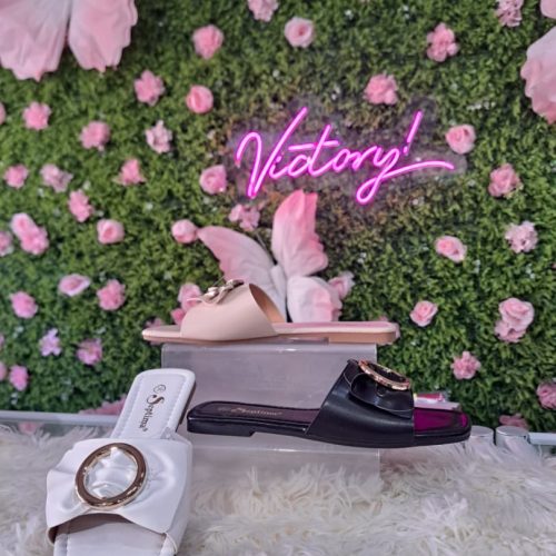 Sandalias planas con adorno de hebilla dorada