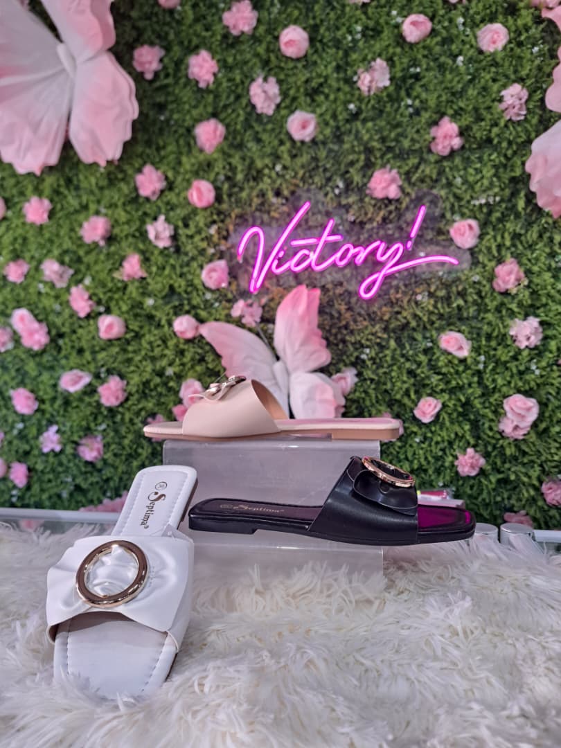 Sandalias planas con adorno de hebilla dorada