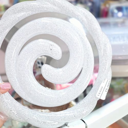 Lámpara en forma de espiral con acabado brillante o escarchado.