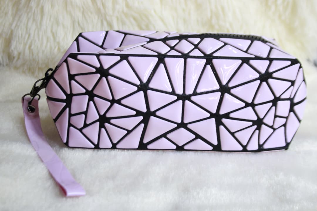 Bolso de mano de piel sintética con rombos geométricos para mujer, bolsa de maquillaje rectangular larga a la moda, acceso de moda de mano con superficie brillante, novedad de 2024 - Imagen 2