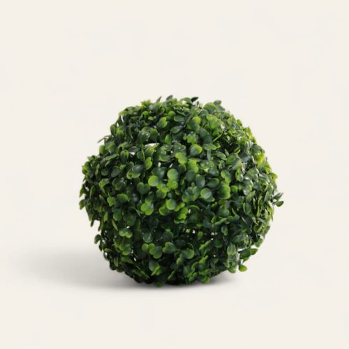 Bola de boj artificial. Para paisajismo, jardines y decoración de interiores. Está hecha de fibras sintéticas que imitan las hojas del boj.