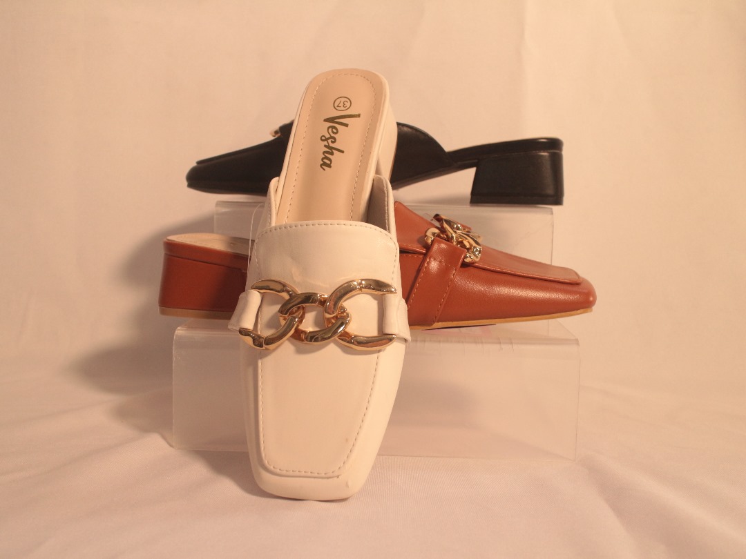 Sandalias elegantes de tacón bajo y hebilla para mujer