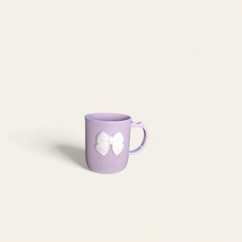 Taza con lazo blanco en relieve en la parte frontal.