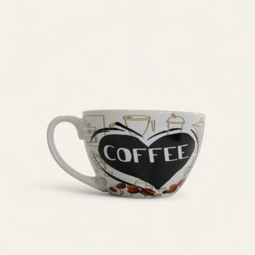 Taza de café con corazón negro y letrero "COFFEE"